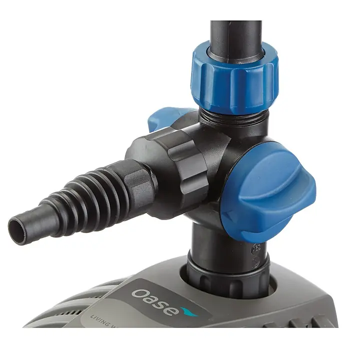 Oase Wasserspielpumpe Aquarius Fountain Set Classic 750 - 9 W, Fördermenge pro Std.: 720 l - Nahaufnahme des Oase-Wasserverteilers mit blauen Ventilen zur Durchflussregulierung und schwarzem Schlauchanschluss.
