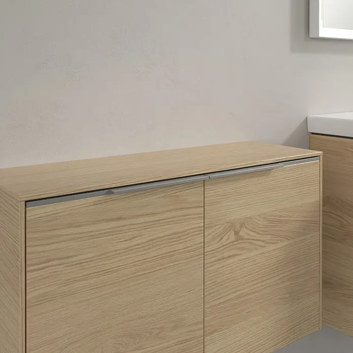 Villeroy & Boch Subway 3.0 Seitenschrank - B x T x H: 72,8 x 25,6 x 42,3 cm, Nordik Oak, DIN Anschlag: Links/Rechts, Farbe Griff: Aluminium glänzend - Nahaufnahme eines hellen Holzunterschranks mit zwei Schubladen und eleganten Griffen. Das Möbelstück ist modern und passt in jedes Badezimmer.