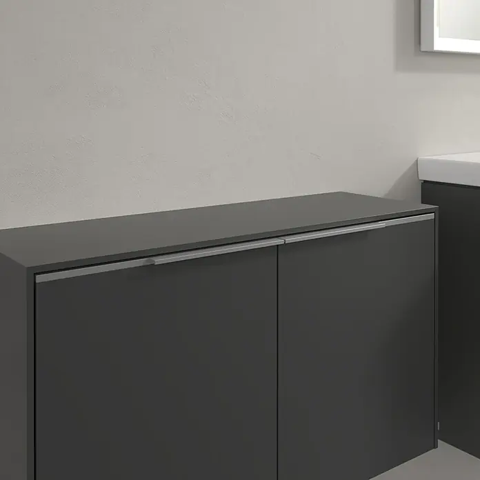 Villeroy & Boch Subway 3.0 Seitenschrank - B x T x H: 72,8 x 25,6 x 42,3 cm, Graphite, DIN Anschlag: Links/Rechts, Farbe Griff: Aluminium glänzend - Dunkler Badezimmerschrank mit zwei Türen und Griffen in Metalloptik. Stilvolles Möbelstück für das moderne Bad.