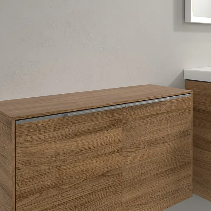 Villeroy & Boch Subway 3.0 Seitenschrank - B x T x H: 72,8 x 25,6 x 42,3 cm, Kansas Oak, DIN Anschlag: Links/Rechts, Farbe Griff: Aluminium glänzend - Detailaufnahme eines Holzunterschranks mit zwei Türen und Griffleisten, Teil einer modernen Badeinrichtung.