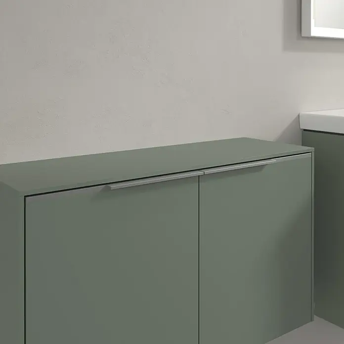 Villeroy & Boch Subway 3.0 Seitenschrank - B x T x H: 72,8 x 25,6 x 42,3 cm, Soft Green, DIN Anschlag: Links/Rechts, Farbe Griff: Aluminium glänzend - Grauer Badezimmerschrank mit zwei Türen und modernen Griffen. Der Waschtischunterschrank bietet praktischen Stauraum im Badezimmer.