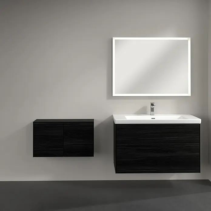 Villeroy & Boch Subway 3.0 Seitenschrank - B x T x H: 72,8 x 25,6 x 42,3 cm, Black Oak, DIN Anschlag: Links/Rechts, Farbe Griff: Volcano Black - Elegantes Badezimmer-Set mit einem Unterschrank mit Waschbecken und einem beleuchteten Spiegel. Das Set bietet eine stilvolle und moderne Waschlösung.