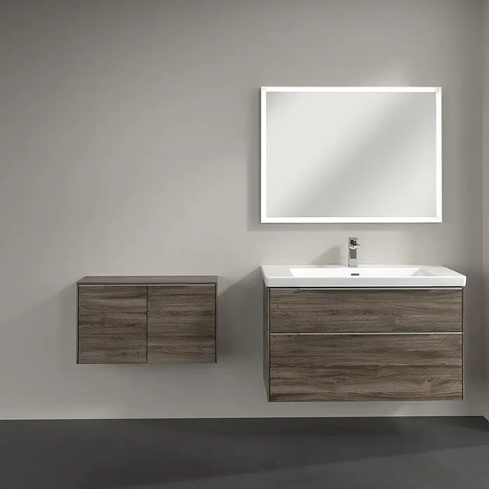 Villeroy & Boch Subway 3.0 Seitenschrank - B x T x H: 72,8 x 25,6 x 42,3 cm, Stone Oak, DIN Anschlag: Links/Rechts, Farbe Griff: Aluminium glänzend - Modernes Badezimmer-Interieur mit einem Waschtischunterschrank in Holzoptik und einem beleuchteten Spiegel für ein stilvolles Ambiente.