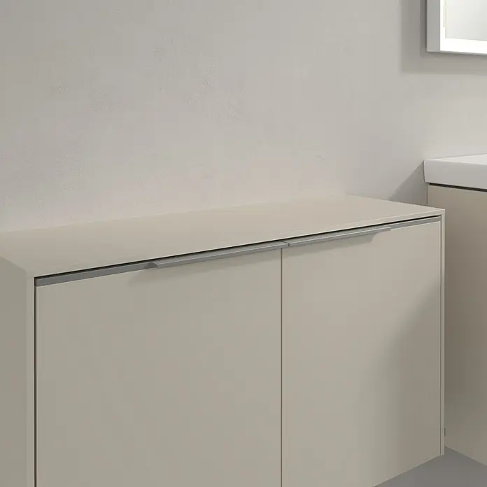 Villeroy & Boch Subway 3.0 Seitenschrank - B x T x H: 72,8 x 25,6 x 42,3 cm, Cashmere Grey, DIN Anschlag: Links/Rechts, Farbe Griff: Aluminium glänzend - Dieser elegante Badezimmerschrank in Beige bietet stilvollen Stauraum mit seinen schlichten, horizontalen Griffen und der modernen Ästhetik.