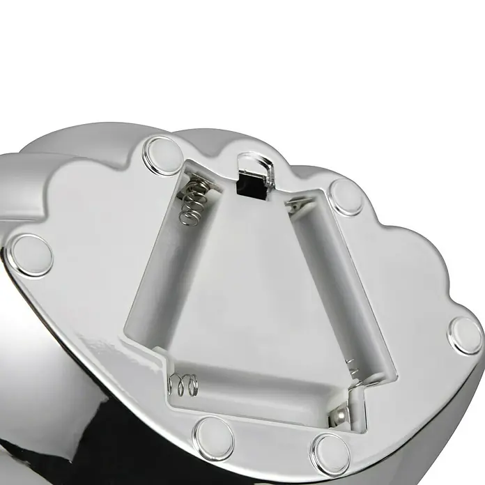 Trio Leuchten Deko-Tischleuchte Shelly - L x B x H: 12,5 x 17,5 x 14 cm, Silber - Nahaufnahme der Unterseite eines verchromten Produkts mit einem leeren Batteriefach für zwei Batterien.