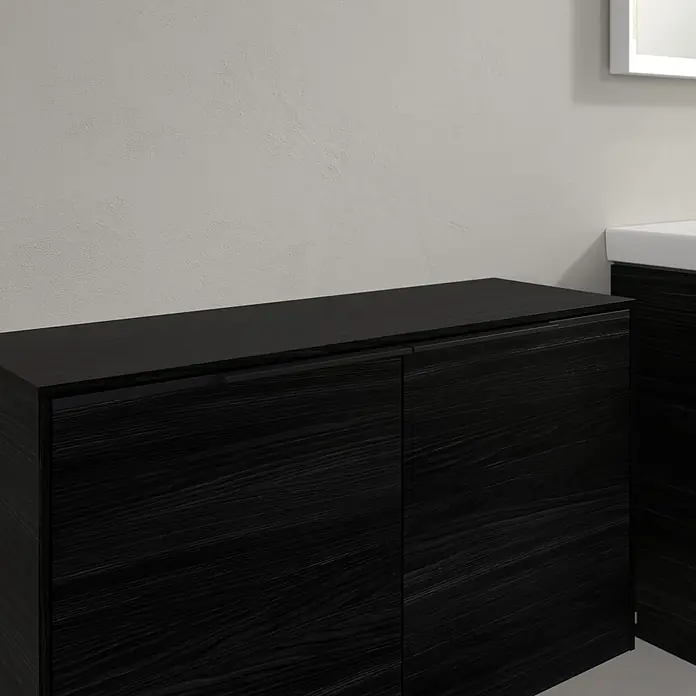 Villeroy & Boch Subway 3.0 Seitenschrank - B x T x H: 72,8 x 25,6 x 42,3 cm, Black Oak, DIN Anschlag: Links/Rechts, Farbe Griff: Volcano Black - Schwarzer Waschtischunterschrank mit Holzmaserung im modernen Badezimmer. Stilvolle Badmöbel für ein elegantes Ambiente.