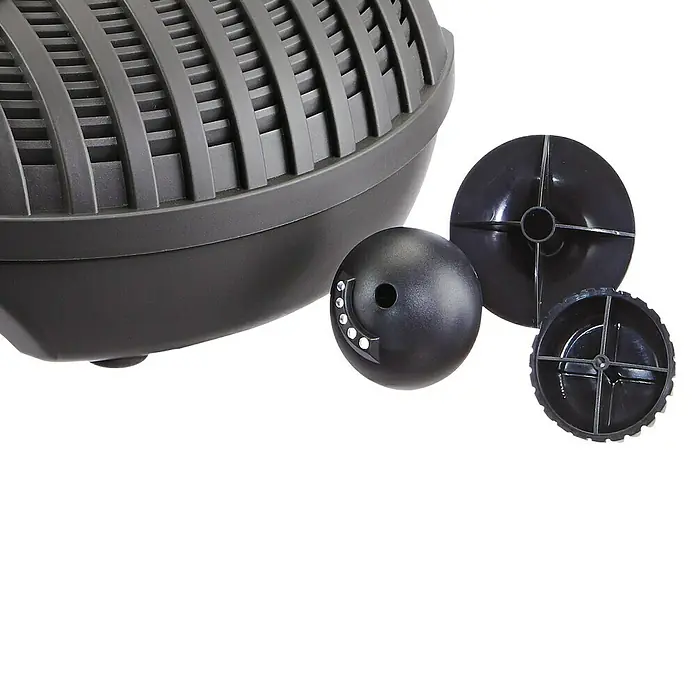 Oase Wasserspielpumpe Aquarius Fountain Set Classic 750 - 9 W, Fördermenge pro Std.: 720 l - Nahaufnahme einer schwarzen Teichpumpe und Zubehörteile, die für eine effiziente Teichreinigung und -pflege sorgen.