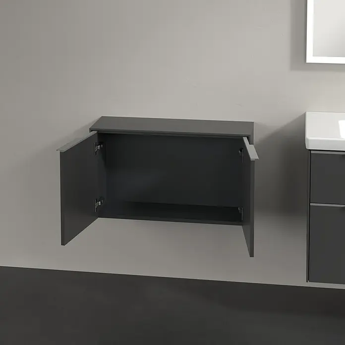 Villeroy & Boch Subway 3.0 Seitenschrank - B x T x H: 72,8 x 25,6 x 42,3 cm, Graphite, DIN Anschlag: Links/Rechts, Farbe Griff: Aluminium glänzend - Grauer Hängeschrank mit geöffneten Türen, Teil einer Badezimmerarmatur, neben einem passenden Waschbeckenunterschrank.