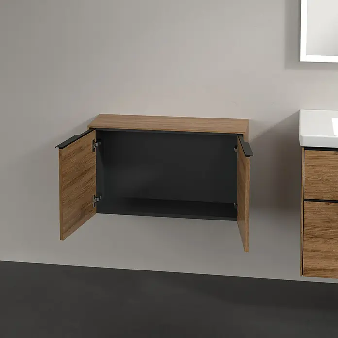 Villeroy & Boch Subway 3.0 Seitenschrank - B x T x H: 72,8 x 25,6 x 42,3 cm, Kansas Oak, DIN Anschlag: Links/Rechts, Farbe Griff: Volcano Black - Ein offener Holzschrank mit schwarzem Innenraum ist an einer Wand montiert und zeigt sein Innenleben. Das schlichte Design passt gut zu modernen Badezimmern.