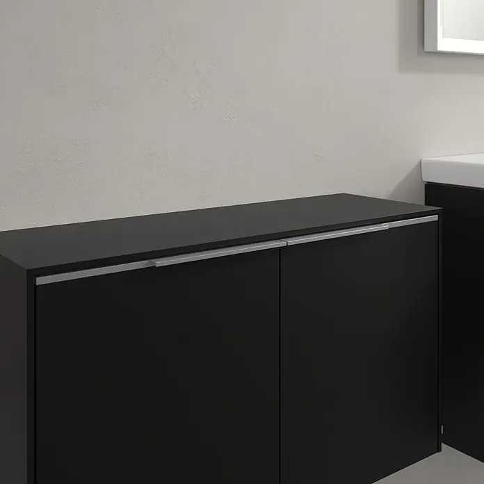 Villeroy & Boch Subway 3.0 Seitenschrank - B x T x H: 72,8 x 25,6 x 42,3 cm, Volcano Black, DIN Anschlag: Links/Rechts, Farbe Griff: Aluminium glänzend - Schwarzer Badezimmerschrank mit horizontalen Griffen. Der Schrank ist modern und minimalistisch gestaltet und bietet Stauraum im Badezimmer.