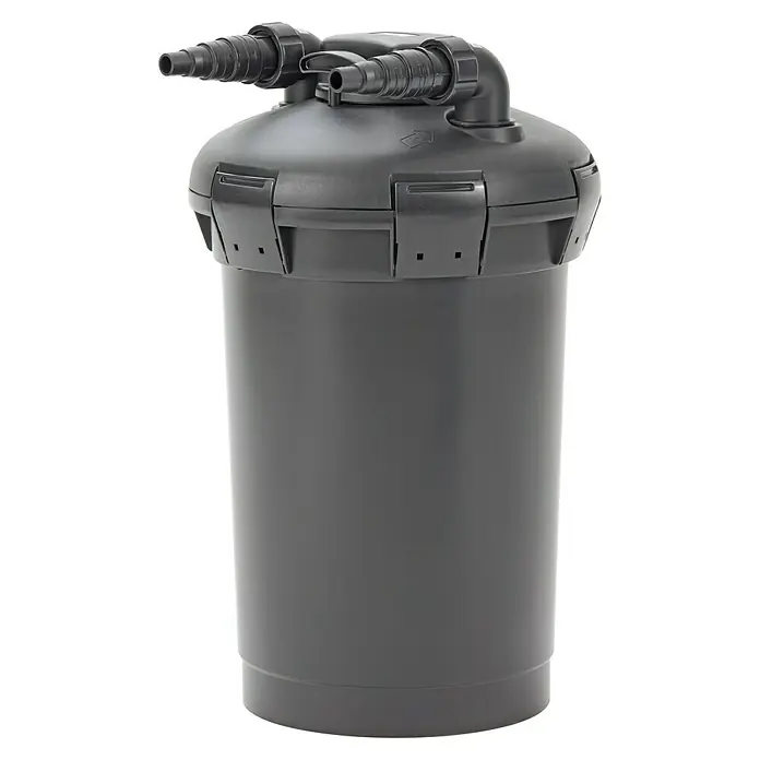 Pontec Druckfilter PondoPress Set 15000 - Teichgröße: 15 m³, Fördermenge pro Std.: 2.500 l - Ein schwarzer Teichfilter steht auf schwarzem Hintergrund, der Filter hat oben zwei Wassereinlässe und wirkt wie ein Zylinder.
