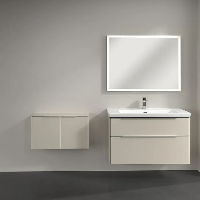 Villeroy & Boch Subway 3.0 Seitenschrank - B x T x H: 72,8 x 25,6 x 42,3 cm, Cashmere Grey, DIN Anschlag: Links/Rechts, Farbe Griff: Aluminium glänzend - Elegantes Badezimmer-Set mit einem modernen Waschtischunterschrank mit zwei Schubladen und einem passenden Spiegelschrank mit Beleuchtung.