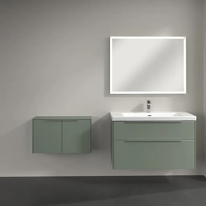 Villeroy & Boch Subway 3.0 Seitenschrank - B x T x H: 72,8 x 25,6 x 42,3 cm, Soft Green, DIN Anschlag: Links/Rechts, Farbe Griff: Aluminium glänzend - Modernes Badezimmer-Waschbeckenmöbelset in Salbeigrün mit beleuchtetem Spiegel und zusätzlichen Schränken für ein stilvolles Ambiente.