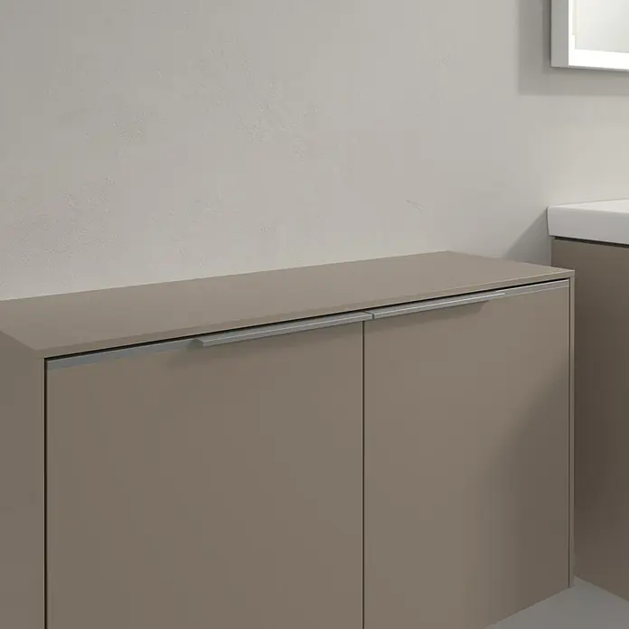 Villeroy & Boch Subway 3.0 Seitenschrank - B x T x H: 72,8 x 25,6 x 42,3 cm, Taupe, DIN Anschlag: Links/Rechts, Farbe Griff: Aluminium glänzend - Nahaufnahme eines modernen, braunen Badezimmerschranks mit eleganten, silbernen Griffen und schlichter, zeitgemäßer Ästhetik.