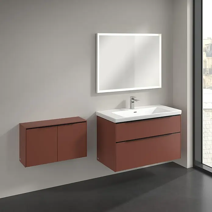 Villeroy & Boch Subway 3.0 Seitenschrank - B x T x H: 72,8 x 25,6 x 42,3 cm, Wine Red, DIN Anschlag: Links/Rechts, Farbe Griff: Volcano Black - Modernes Badezimmer-Set mit einem Waschbeckenunterschrank in Terrakotta und einem beleuchteten Spiegel für stilvolles Ambiente.