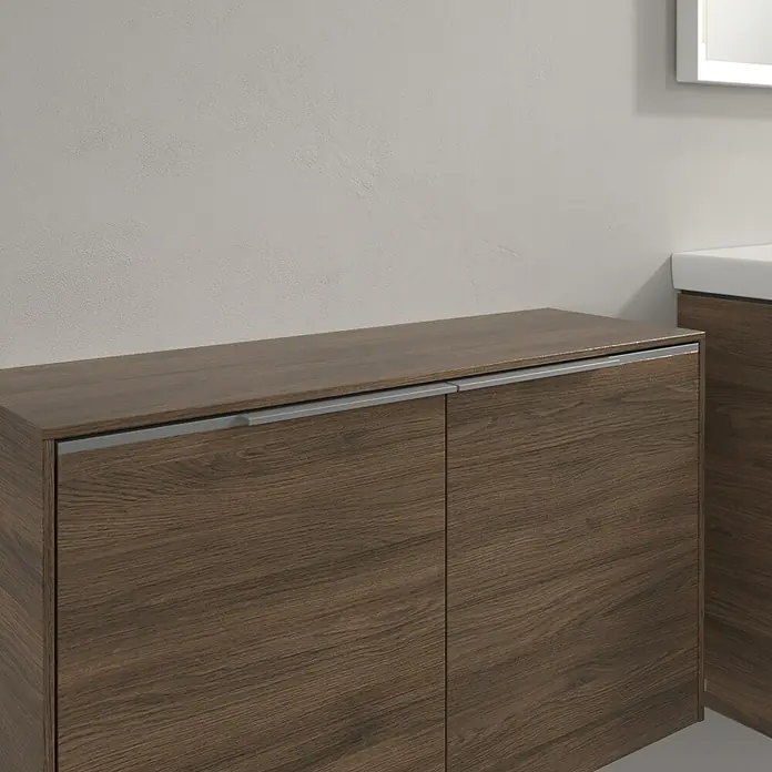 Villeroy & Boch Subway 3.0 Seitenschrank - B x T x H: 72,8 x 25,6 x 42,3 cm, Arizona Oak, DIN Anschlag: Links/Rechts, Farbe Griff: Aluminium glänzend - Ein moderner Holzschrank mit zwei Türen und silbernen Griffen, Teil eines Badezimmermöbel-Sets. Elegantes Design für stilvolle Badezimmer.