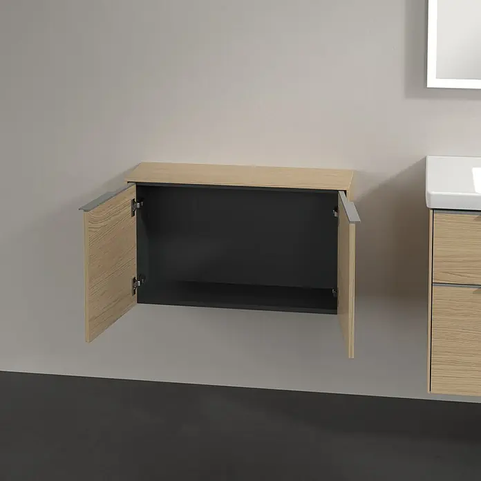 Villeroy & Boch Subway 3.0 Seitenschrank - B x T x H: 72,8 x 25,6 x 42,3 cm, Nordik Oak, DIN Anschlag: Links/Rechts, Farbe Griff: Aluminium glänzend - Ein offener, hölzerner Badezimmerschrank mit einer dunklen Innenseite und Griffen aus Edelstahl, der an einer Wand montiert ist.