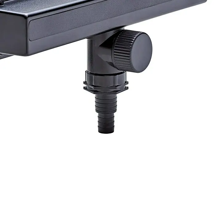 Pontec Einbau-Wasserfall PondoFall LED - Kunststoff, Anzahl LED: 24 Stk., Warmweiß - Detailansicht eines schwarzen Wasseranschlussstücks mit gerändeltem Knopf zur Steuerung des Durchflusses.