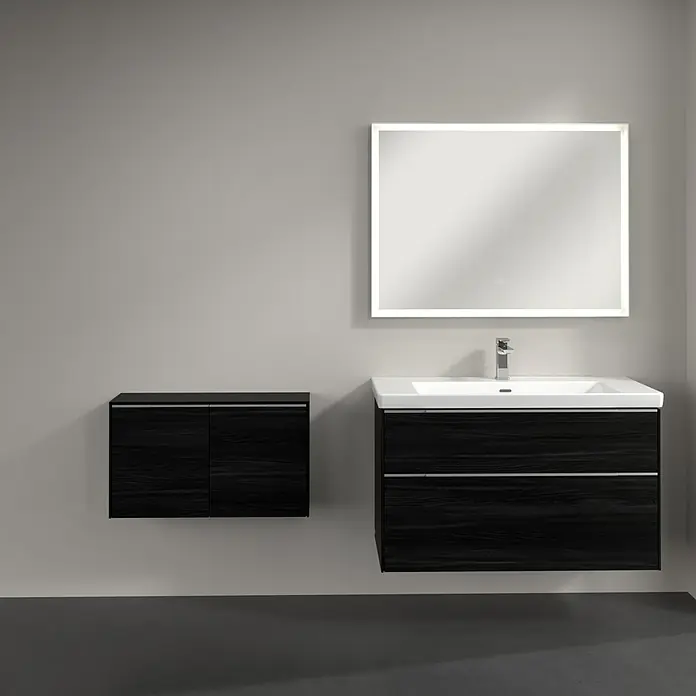 Villeroy & Boch Subway 3.0 Seitenschrank - B x T x H: 72,8 x 25,6 x 42,3 cm, Black Oak, DIN Anschlag: Links/Rechts, Farbe Griff: Aluminium glänzend - Elegantes Badezimmer-Set mit einem Waschtischunterschrank in dunklem Holz und einem beleuchteten Spiegel für ein modernes Ambiente.