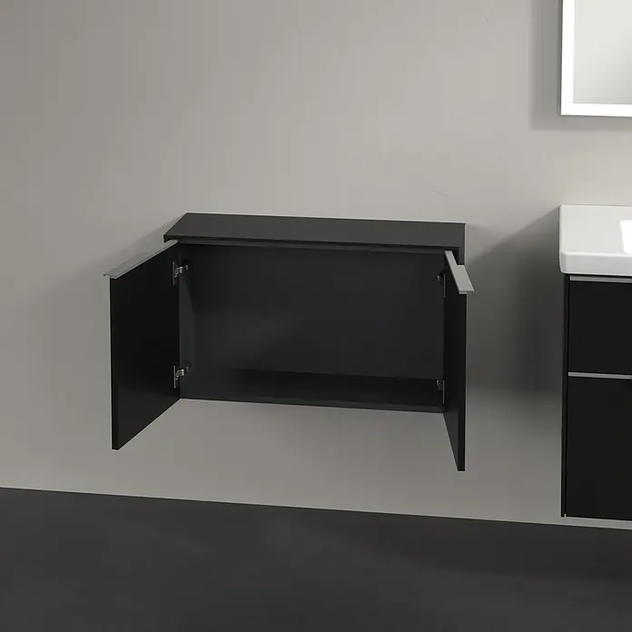 Villeroy & Boch Subway 3.0 Seitenschrank - B x T x H: 72,8 x 25,6 x 42,3 cm, Volcano Black, DIN Anschlag: Links/Rechts, Farbe Griff: Aluminium glänzend - Das Bild zeigt einen modernen Badezimmerschrank mit offenen Türen, ideal für die Aufbewahrung von Badutensilien. Der graue Ton verleiht einen eleganten Touch.