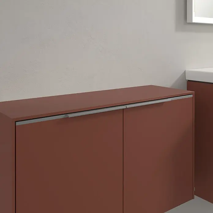 Villeroy & Boch Subway 3.0 Seitenschrank - B x T x H: 72,8 x 25,6 x 42,3 cm, Wine Red, DIN Anschlag: Links/Rechts, Farbe Griff: Aluminium glänzend - Ein brauner Badezimmerschrank mit zwei Türen und silbernen Griffen vor einer hellen Wand. Praktische Aufbewahrung im Bad.