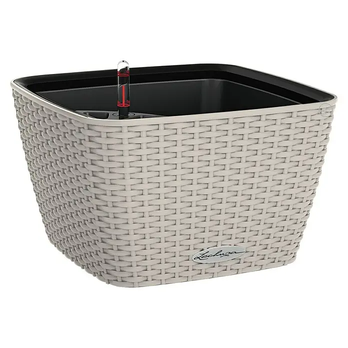 Lechuza Cottage Pflanzschale eckig Bacino - Außenmaß (L x B x H): 30 x 30 x 18 cm, Kunststoff, Sandbraun - Nahaufnahme eines quadratischen Lechuza Pflanzgefäßes in Rattan-Optik mit integriertem Bewässerungssystem und Wasserstandsanzeige.