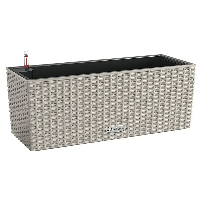 Lechuza Cottage Balkonkasten Balconera - Max. Außenlänge: 50 cm, Kunststoff, Sandbraun - Hier ist ein Lechuza Pflanzkübel im Rattan-Design. Ideal für den Innen- und Außenbereich, bietet er durchdachte Funktionalität und stilvolles Aussehen.