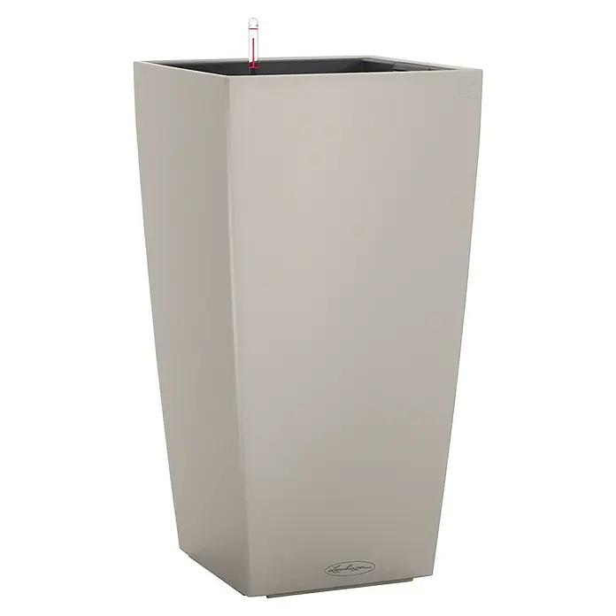 Lechuza Color Pflanzsäule eckig Cubico - Außenmaß (L x B x H): 40 x 40 x 75 cm, Kunststoff, Sandbraun - Nahaufnahme eines hohen, quadratischen Lechuza-Pflanzgefäßes in Taupe, das ein modernes Design und eine integrierte Bewässerungsanzeige zeigt.