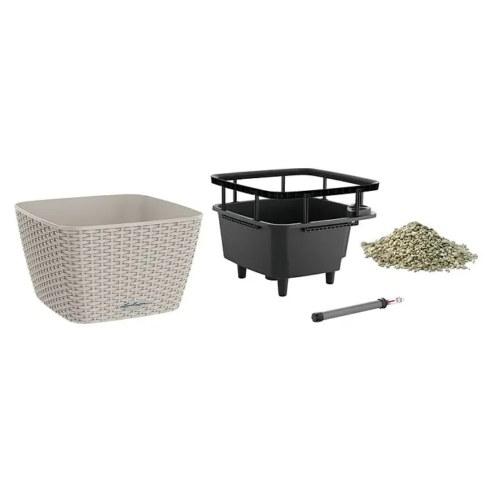 Lechuza Cottage Pflanzschale eckig Bacino - Außenmaß (L x B x H): 30 x 30 x 18 cm, Kunststoff, Sandbraun - Das Bild zeigt einen Lechuza Cube-Pflanzkübel mit Zubehör, darunter ein Einsatz, Blähton und ein Bewässerungsanzeiger.