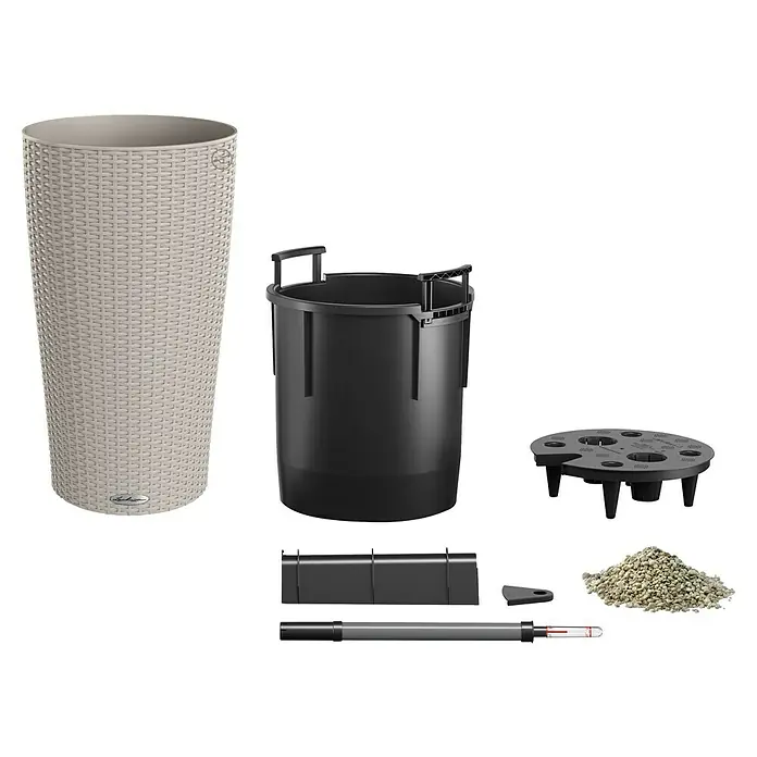 Lechuza Cottage Pflanzsäule rund Cilindro - Außenmaß (Ø x H): 23 x 41 cm, Kunststoff, Sandbraun - Produktbild eines Lechuza Pflanzgefäßes mit Zubehör für die Selbstbewässerung. Das Gefäß hat eine helle Rattanoptik.