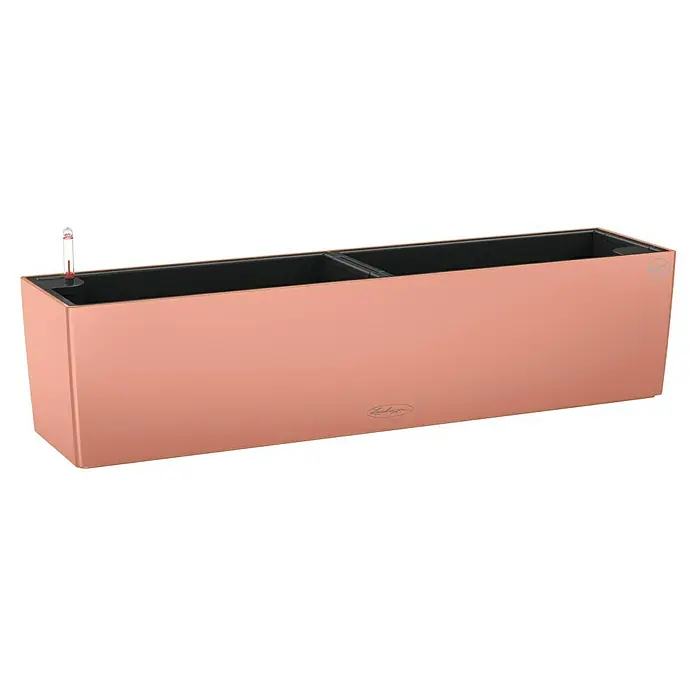 Lechuza Color Balkonkasten Balconera - Max. Außenlänge: 80 cm, Korallrot - Nahaufnahme eines LECHUZA Pflanzgefäßes in Kupferoptik, ideal für stilvolle Bepflanzungen im Innen- und Außenbereich. Das integrierte Bewässerungssystem sorgt für optimales Pflanzenwachstum.