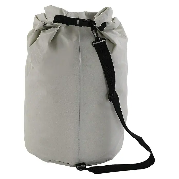 Versa Bolsa para ropa - Gris - Primer plano de una bolsa seca gris claro con correas negras, ideal para aventuras al aire libre y el transporte de equipos.