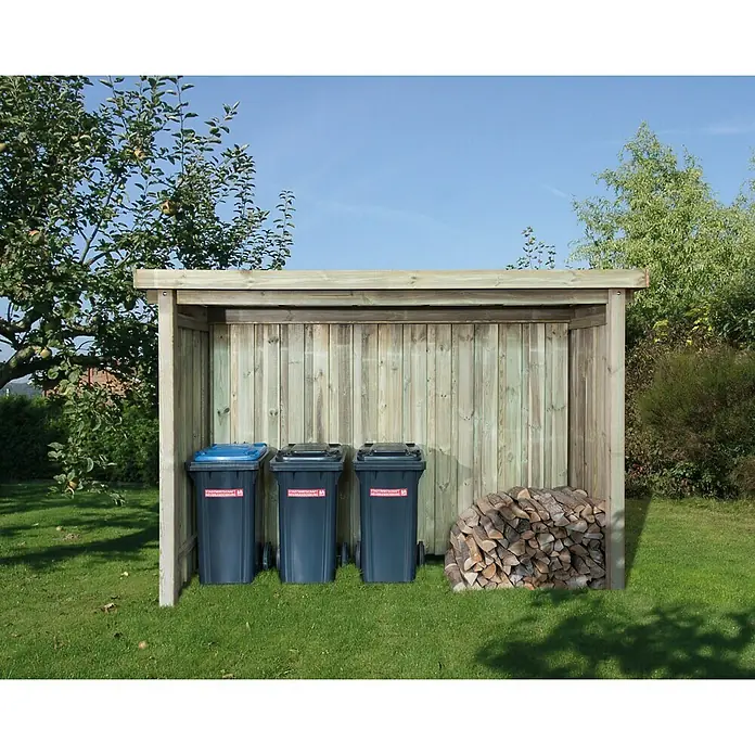 Weka Gerätehaus 607 A - Außenbreite inkl. Dachüberstand: 308 cm, Außentiefe inkl. Dachüberstand: 257 cm, Holz, Natur - Eine hölzerne Mülltonnenbox mit drei Mülltonnen und einem Holzstapel, die im Garten steht.