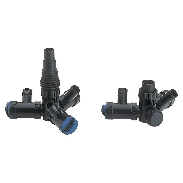 Oase Wasserverteiler Multi WD - ¾″ - Das Bild zeigt zwei schwarze Teichskimmer-Einlaufgarnituren, die zur Reinigung von Gartenteichen verwendet werden. Die Skimmer sind aus robustem Kunststoff gefertigt.