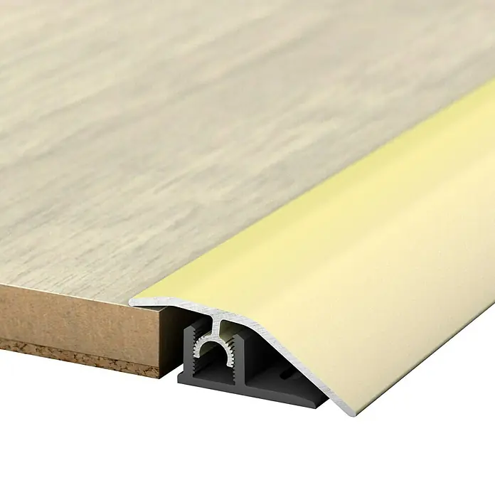 LOGOCLIC Anpassprofil 307 - Sahara, 0,9 m x 44 mm, Montageart: Stecken - Detailansicht eines Übergangsprofils zwischen zwei Bodenbelägen, ideal für saubere Abschlüsse.