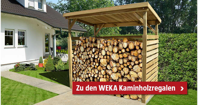 Kaminholzregal mit viel Brennholz neben dem Haus