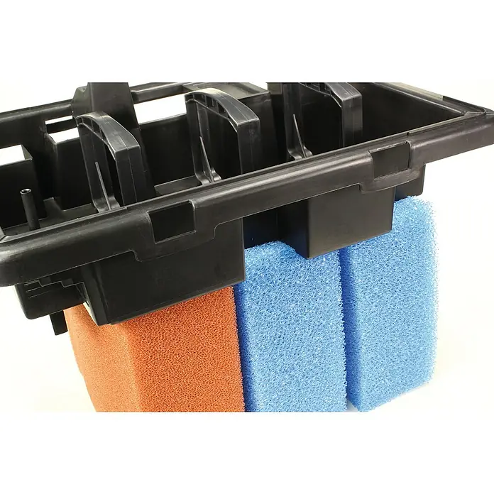 Oase BioSmart Ersatzschwamm - Passend für: UVC 16000, Set 14000, Set 7000 und Set 5000, Rot - Ein schwarzer Teichfilter mit blauen und orangefarbenen Filterschwämmen.
