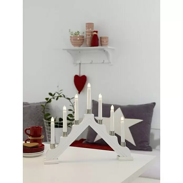 Konstsmide LED-Lichterbogen Holzleuchter - Netzbetrieben, L x B x H: 39 x 5,5 x 34 cm, Neutralweiß, Weiß - Weißer Kerzenleuchter aus Holz mit sieben elektrischen Kerzen, als festliche Dekoration auf einem Tisch.
