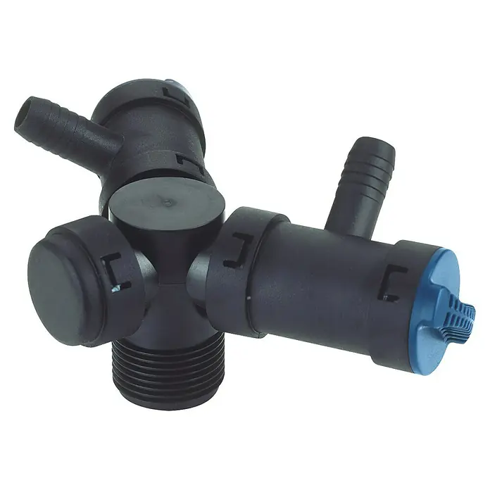Oase Wasserverteiler Multi WD - ½″ - Ein detailliertes Foto eines schwarzen Kunststoff-Mehrwegeventil, das vielseitige Anschlussmöglichkeiten für verschiedene Schlauchgrößen bietet.