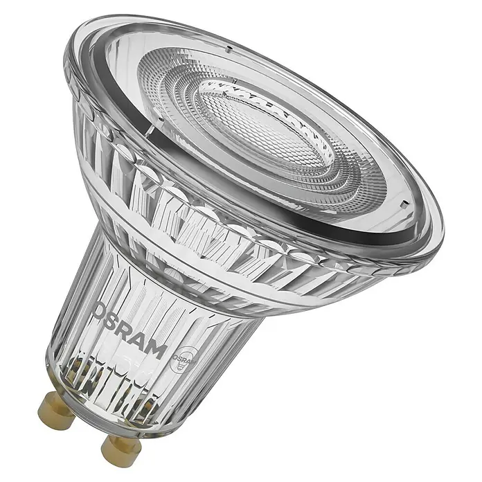 Osram Superstar LED-Lampe - GU10, Dimmbar, Warmweiß, 575 lm, 6,1 W - Nahaufnahme einer klaren OSRAM LED-Lampe mit GU10-Sockel, ideal für energieeffiziente Beleuchtungslösungen in Wohnräumen.