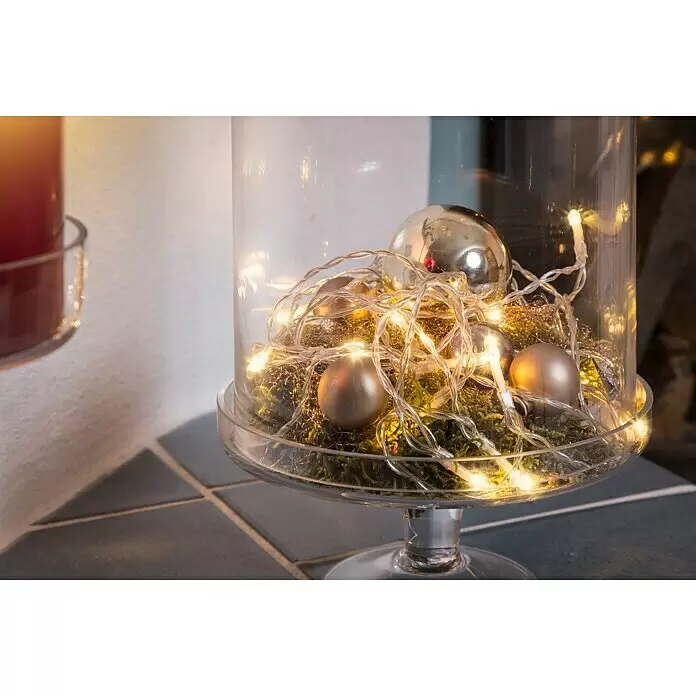 Konstsmide LED-Lichterkette Lichterkette - Innen, Lichtfarbe: Warmweiß, Anzahl Leuchtmittel: 50 Stk., Batteriebetrieben - Glaskloche mit Moos, Lichterkette und Metallkugeln auf Fliesen. Festliche Dekoration.