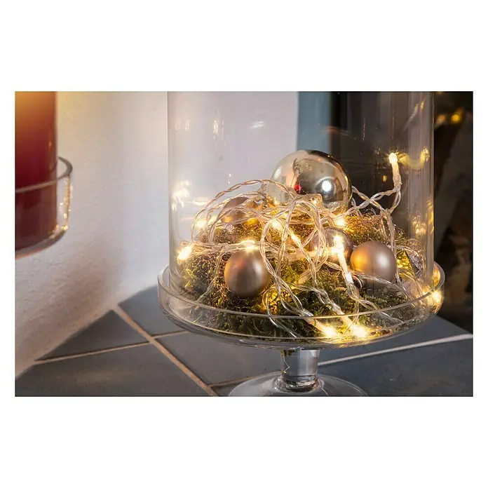 Konstsmide LED-Lichterkette Lichterkette - Innen, Lichtfarbe: Warmweiß, Anzahl Leuchtmittel: 30 Stk., Batteriebetrieben - Dekorative Glasglocke mit Kugeln und Lichtern. Weihnachtliche Tischdeko mit warmen Lichtern und silbernen Akzenten für festliche Stimmung.