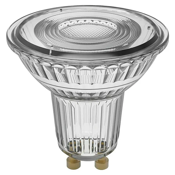 Osram Superstar LED-Lampe - GU10, Dimmbar, Warmweiß, 575 lm, 6,1 W - Nahaufnahme einer klaren MR16 Halogenlampe mit präzisen Facetten und goldenen Stiften, ideal für Akzentbeleuchtung.