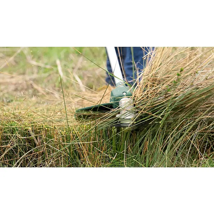 Bosch Elektro-Freischneider AFS 23-37 - 1.000 W, Schnittbreite Faden: 37 cm, Schnittbreite Messer: 23 cm - Rasentrimmer im Einsatz: Ein Trimmer schneidet hohes Gras, die Aufnahme konzentriert sich auf den Schneidekopf und das umgebende Gras.