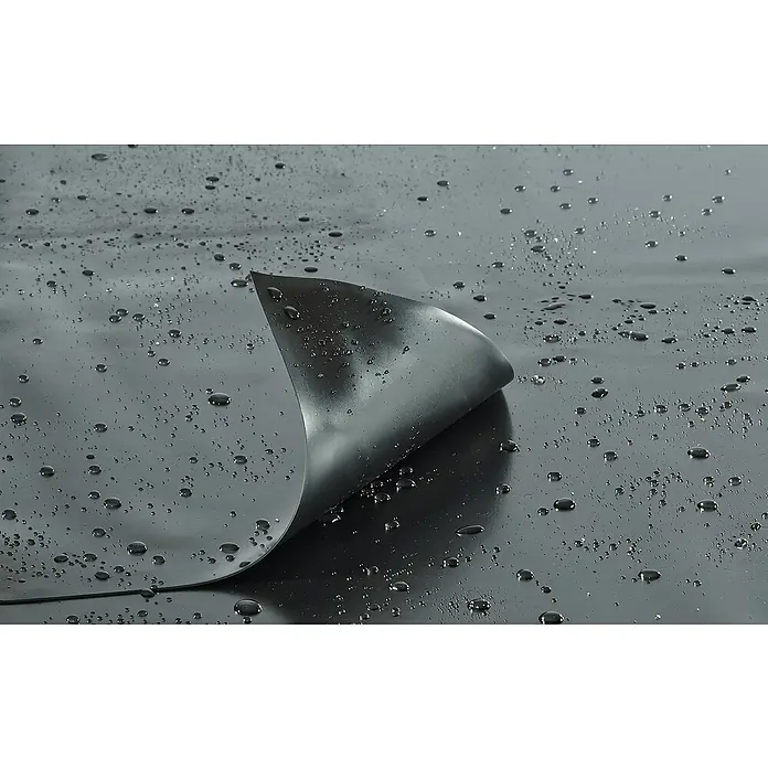 Oase Teichfolie AlfaFol - 8 m x 6 m x 0,5 mm, Regeneratfrei - Nahaufnahme einer schwarzen, wasserabweisenden Plane mit Wassertropfen. Die Plane ist teilweise aufgerollt und glänzt leicht.