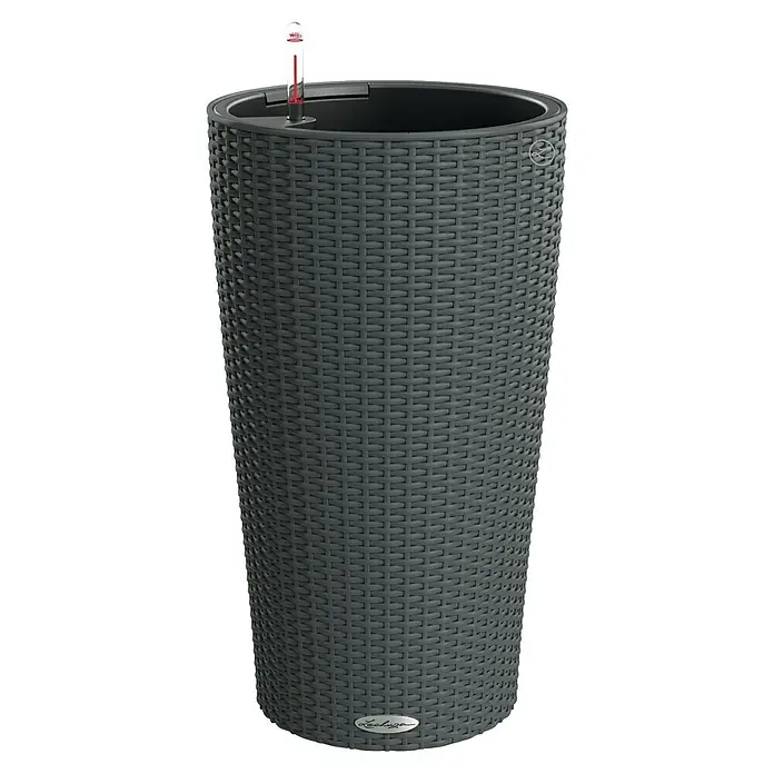 Lechuza Cottage Pflanzsäule rund Cilindro - Außenmaß (Ø x H): 23 x 41 cm, Kunststoff, Granit - Nahaufnahme eines Lechuza Pflanzgefäßes in Rattan-Optik, ideal für den Innen- und Außenbereich, mit integriertem Bewässerungssystem für gesunde Pflanzen.