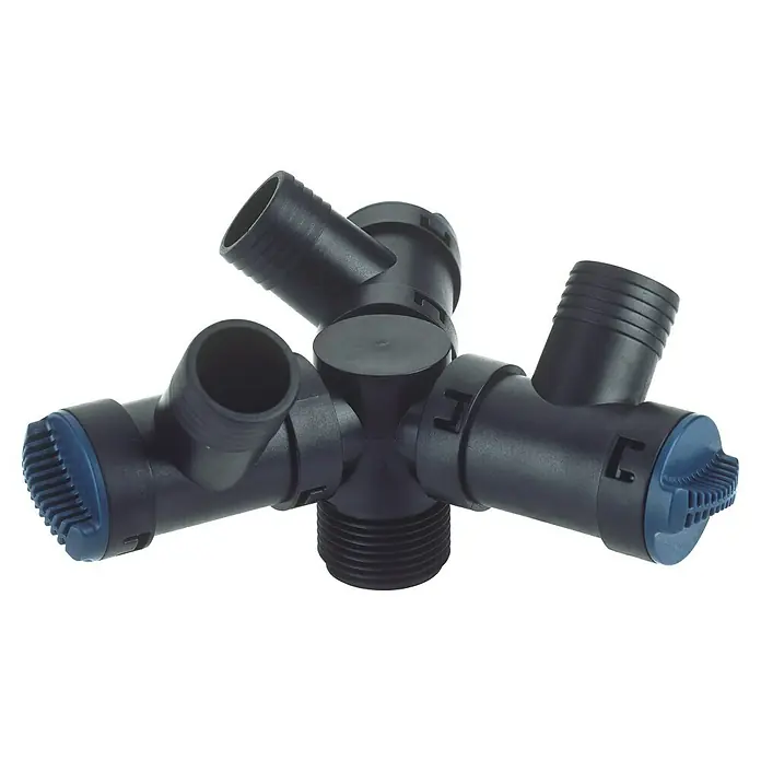 Oase Wasserverteiler Multi WD - 1″ - Nahaufnahme eines schwarzen Wasserverteilers, der mit blauen Endkappen und mehreren Anschlussstutzen versehen ist.