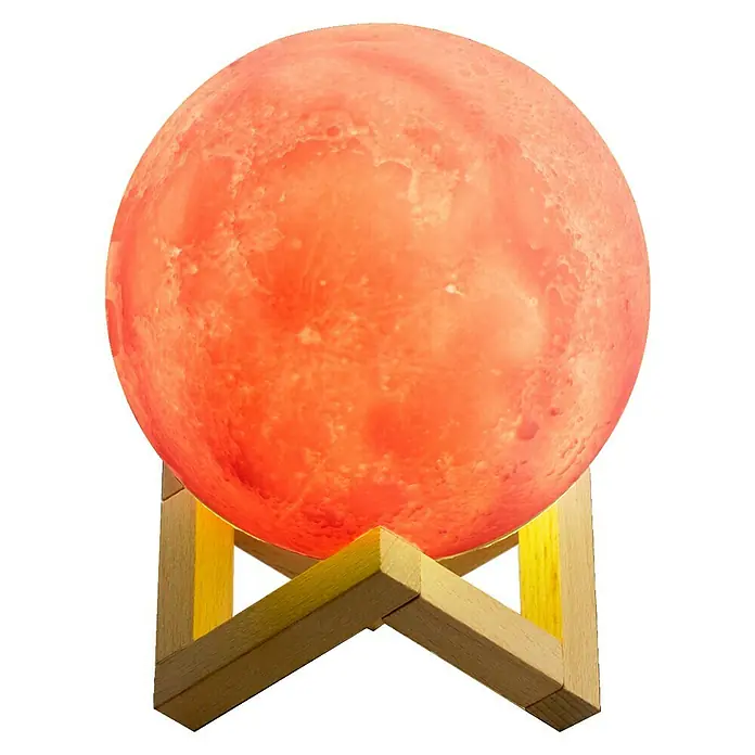Voltomat Tischleuchte Luna - 15 W, Weiß, RGB - Nahaufnahme einer orangefarbenen Mondlampe auf einem Holzständer, die ein warmes und beruhigendes Licht ausstrahlt.