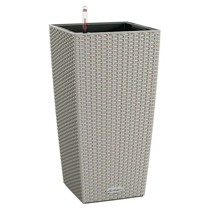 Lechuza Cottage Pflanzsäule eckig Cubico 30 - Außenmaß (L x B x H): 30 x 30 x 56,5 cm, Kunststoff, Sandbraun - Aufnahme eines hohen, quadratischen Pflanzgefäßes mit Selbstbewässerungssystem der Marke Lechuza, das durch sein Rattanmuster besticht.