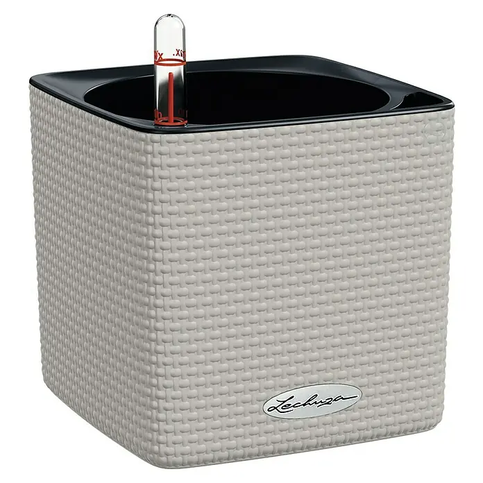 Lechuza Classico Kräutertopf Color - Außenmaß (L x B x H): 14 x 14 x 14 cm, Kunststoff, Sandbraun - Nahaufnahme eines quadratischen Lechuza Pflanzgefäßes in Rattanoptik mit Wasserstandsanzeige.